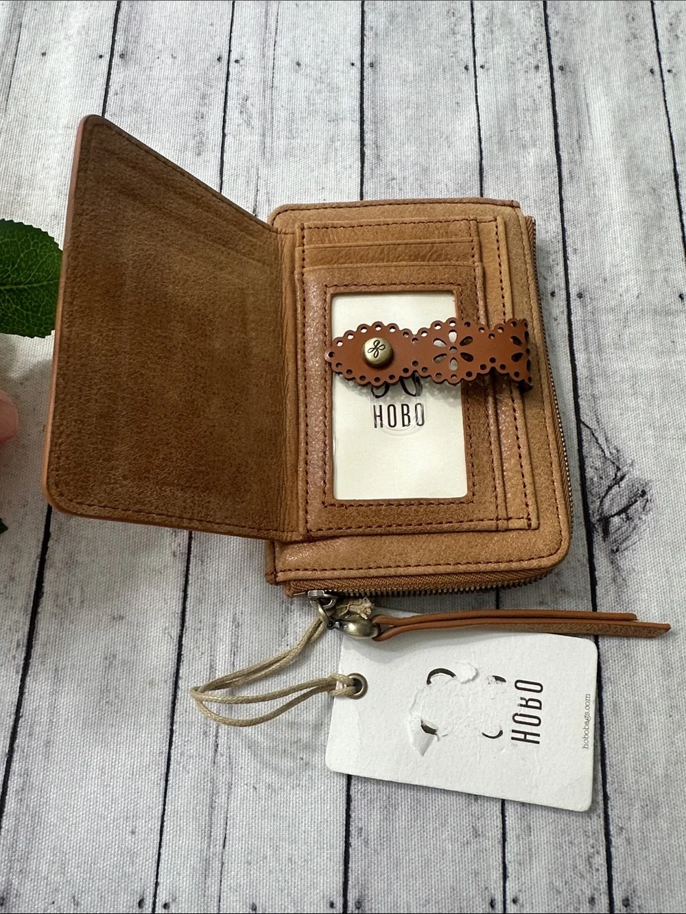 NWT HOBO Tabby Zip Medium Wallet